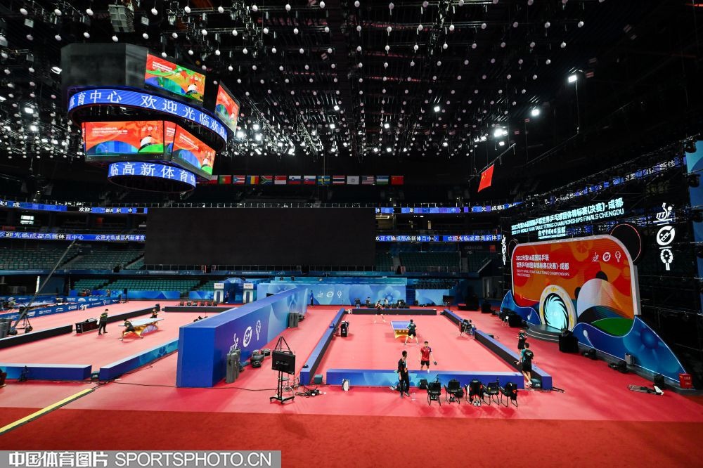 多位小球迷为詹皇唱生日歌 美媒晒13数据赞GOAT 统治最年轻最年长